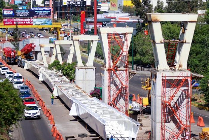 Al 54% la obra vial de salida a Pátzcuaro; sigue la colocación de las trabes metálicas del paso elevado