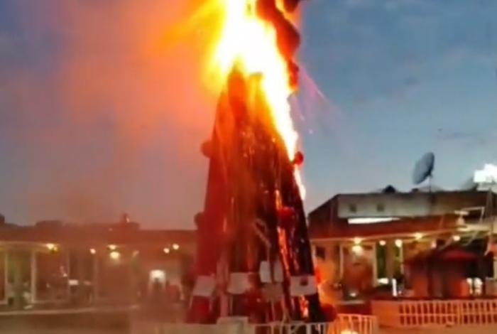 Al grito de ‘justicia’, queman árbol navideño de Zitácuaro por muert3 de Ángeles a manos de un policía municipal