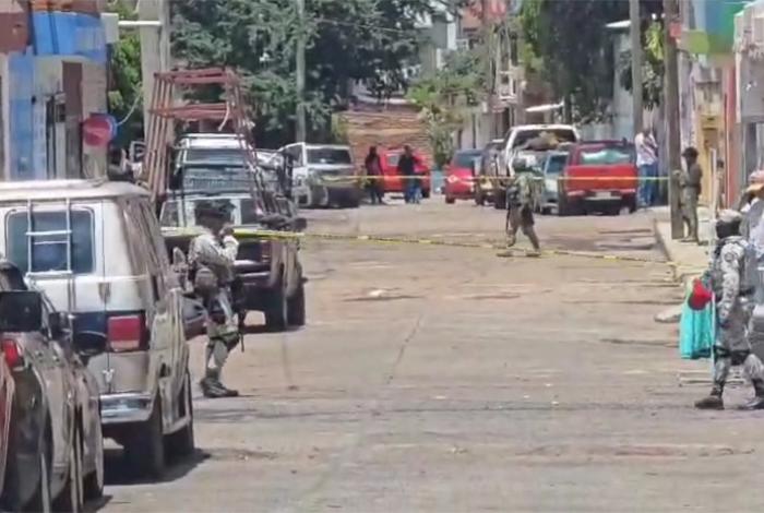 Al interior de un inmueble localizan un jaguar muerto y dos artefactos explosivos, en Jacona