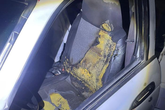 Al jugar con pirotecnia, menores ocasionan conato de incendio en un taxi, en Apatzingán