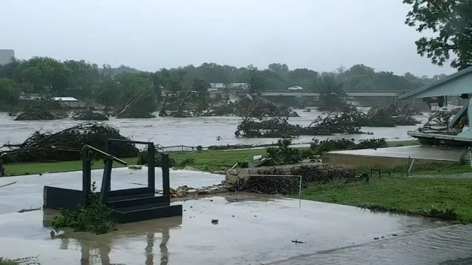 Al menos 13 muertos y 20 desaparecidos tras inundaciones en Texas