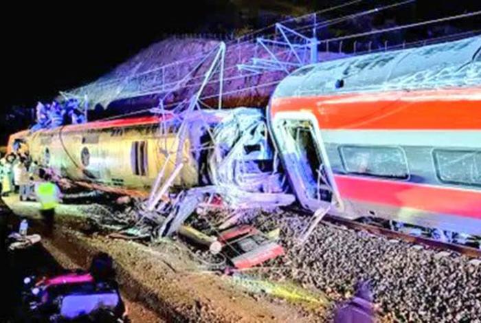 Al menos 21 muertos y 24 heridos graves al descarrilar dos trenes en España