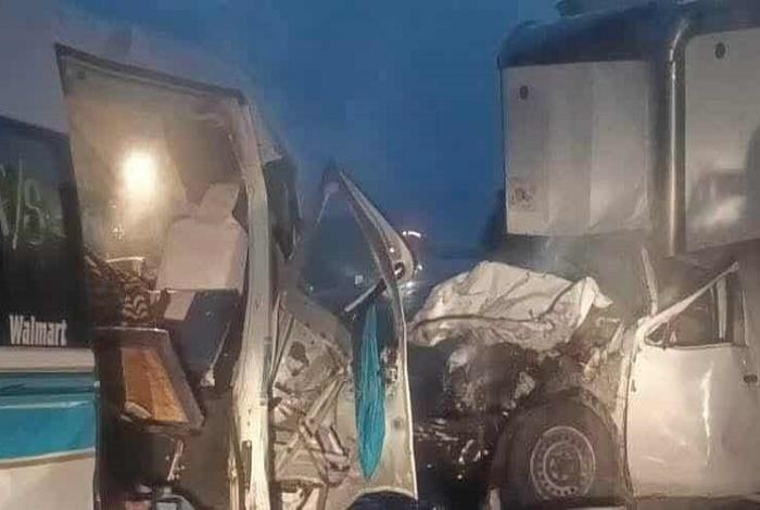 Al menos 4 muertos y 5 heridos deja fatal accidente de frente en la autopista Siglo XXI