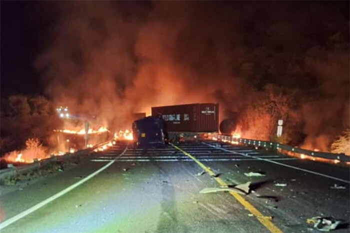 Al menos un fallecido tras choque e incendio de tres tractocamiones, en la Siglo XXI