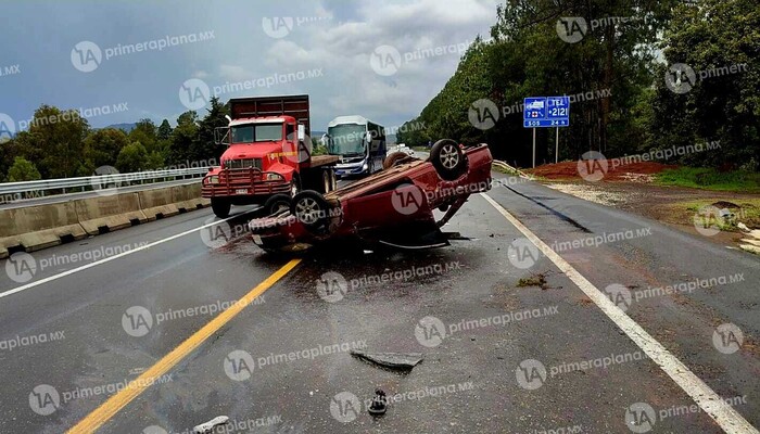 Al mismo tiempo, 2 choques en la autopista a Uruapan