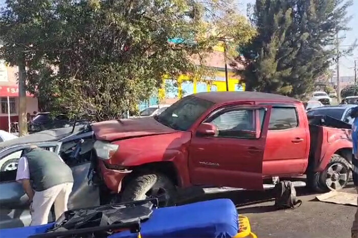 Al parecer, Tacoma se queda sin frenos y provoca carambola en el libramiento de Morelia; hay 4 lesionados