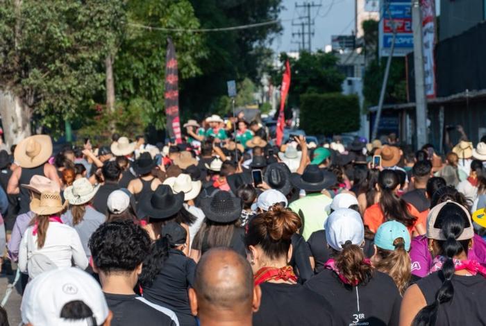 Al ritmo de banda, Carrera Vaquera recorre el Acueducto