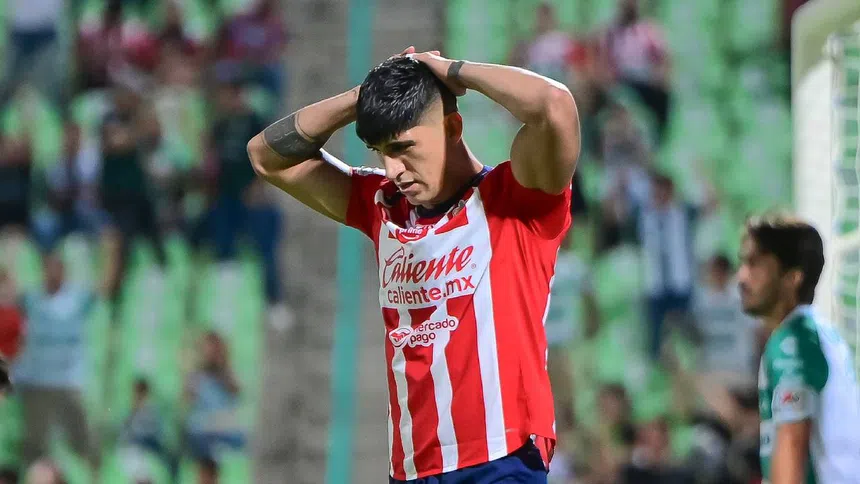 Alan Pulido rescinde contrato con Chivas