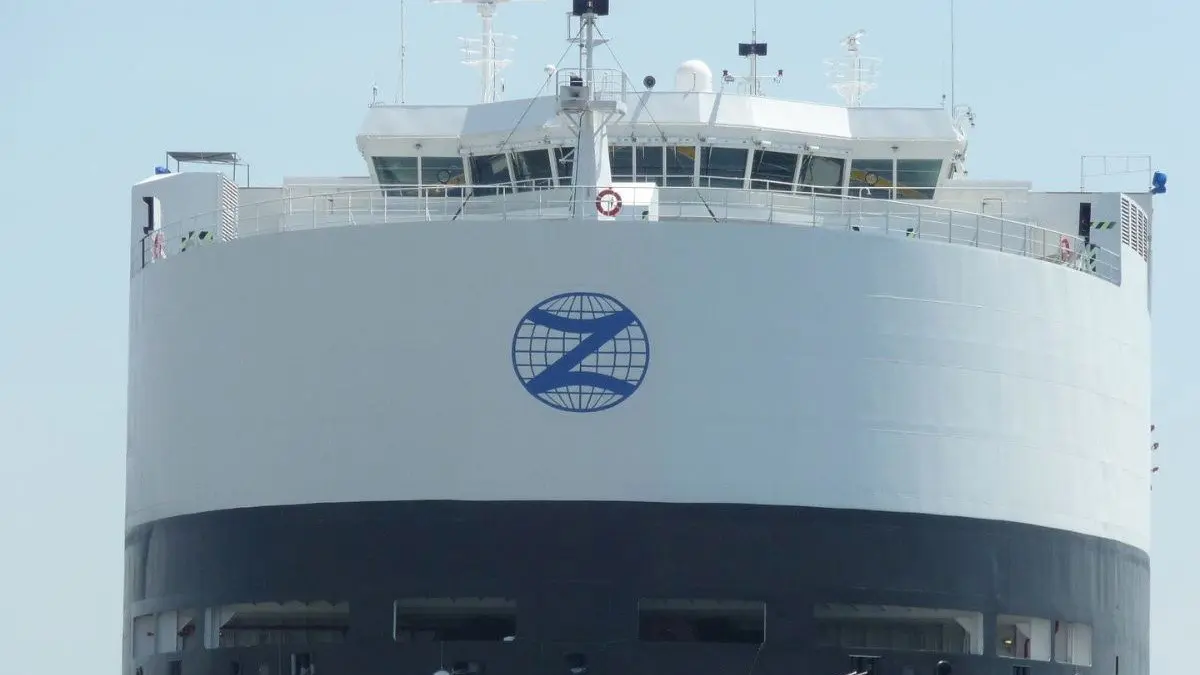 Alarma en el océano: Fuego en buque que transportaba autos eléctricos a México