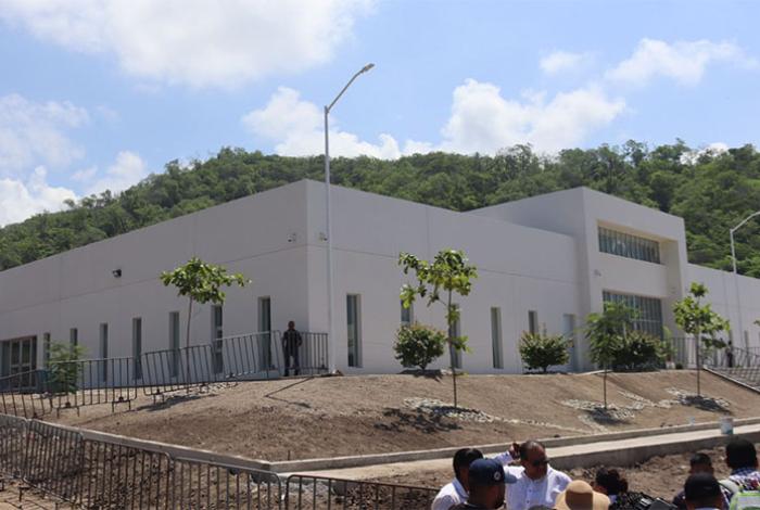 Albergue para familiares de pacientes y casas con vista al mar para atraer a médicos especialistas, en el hospital de Maruata