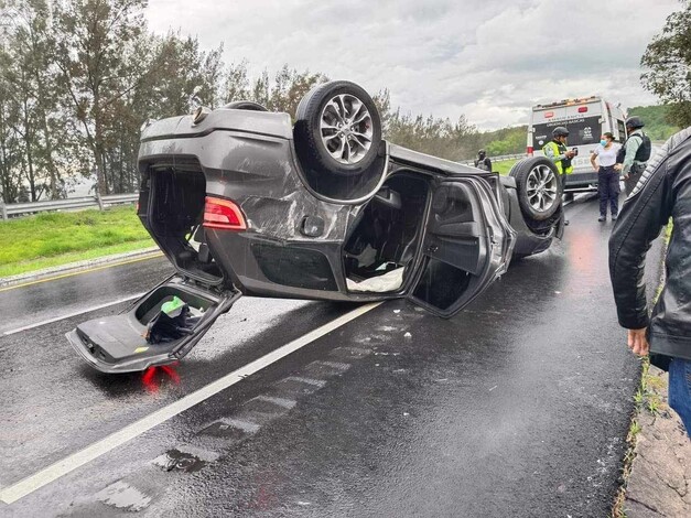 Alcaldesa de Coeneo resulta herida al volcar camioneta en la México-Guadalajara