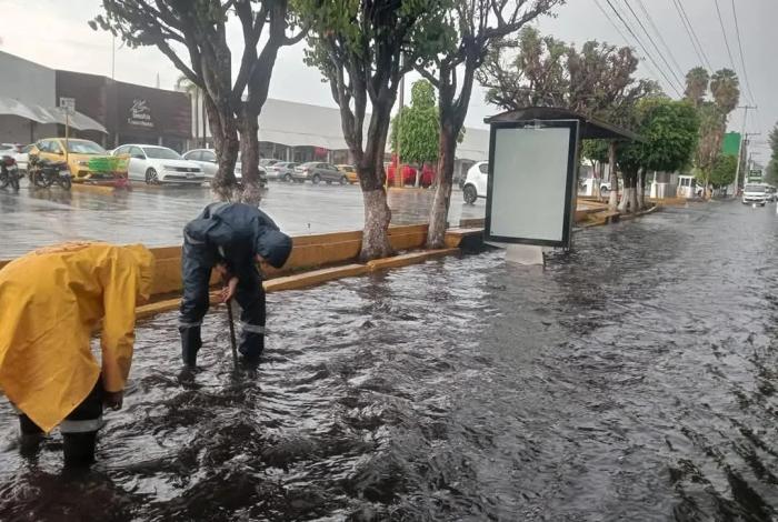 Alcanza agua nivel de banqueta en zonas bajas, tras lluvias de este miércoles en Morelia