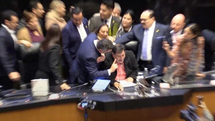 Alejandro Moreno encara a Fernández Noroña en tribuna del Senado