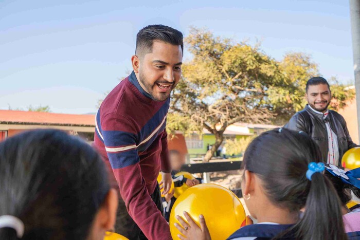 Alexis Velázquez, dona su sueldo para la entrega de pelotas a niños y niñas de Huandacareo