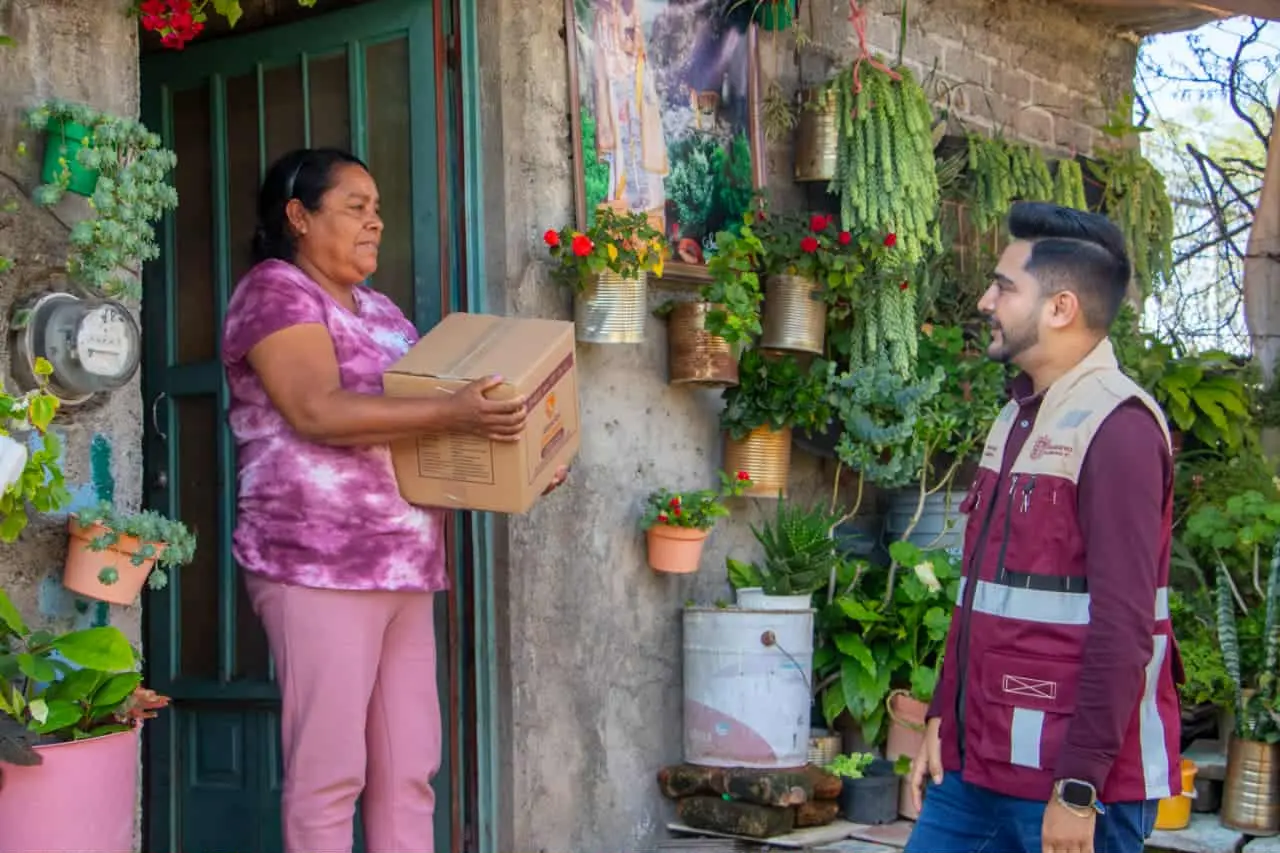 Alexis Velázquez entrega apoyos alimentarios a familias afectadas por lluvias en Huandacareo