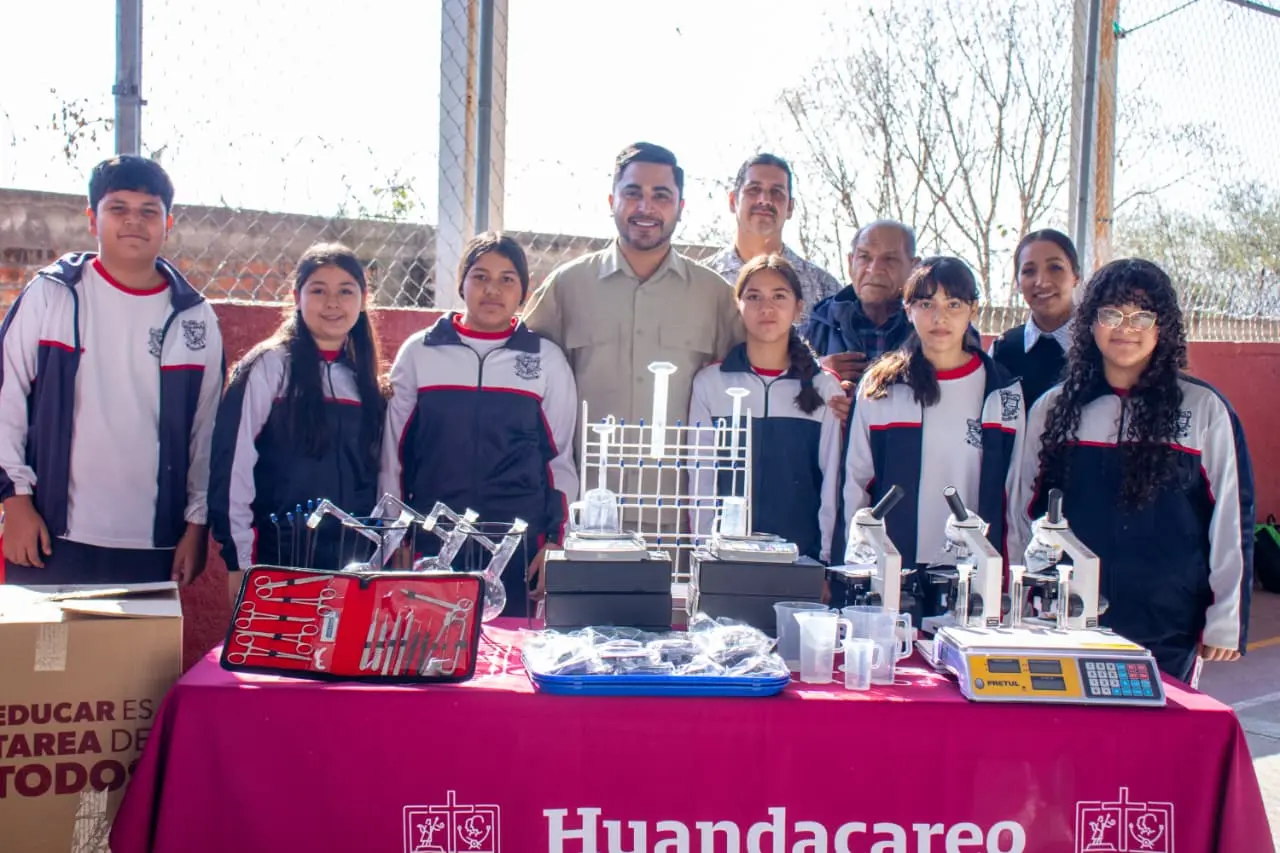 Alexis Velázquez fortalece la educación con material de laboratorio en la Secundaria Cuitláhuac