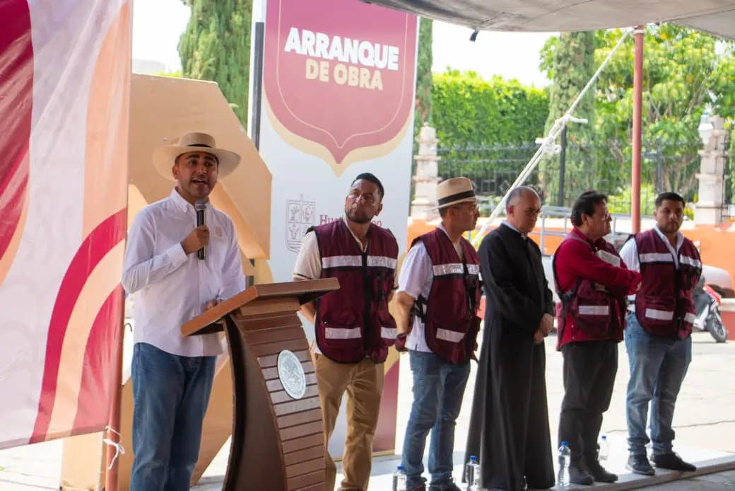 Alexis Velázquez impulsa la restauración del atrio parroquial en Huandacareo