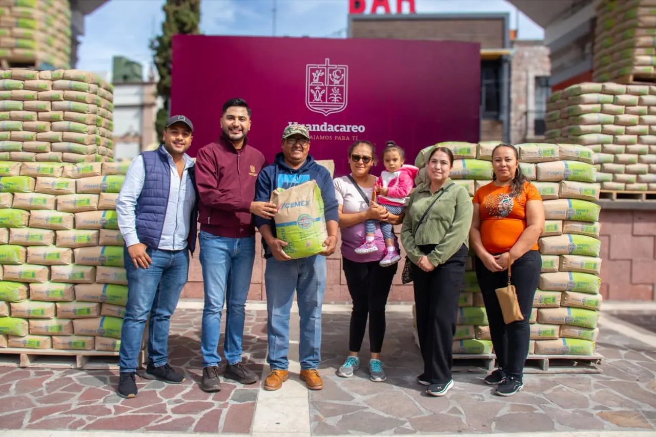 Alexis Velázquez refuerza el apoyo a la vivienda digna con la tercera entrega de cemento