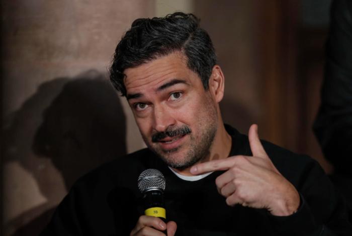 Alfonso Herrera: "Abrirse emocionalmente en cámara es más complicado que quitarse la ropa"