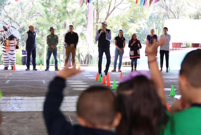Alfonso Martínez convive con niñas y niños del Jardín de Niños Ignacio López Rayón