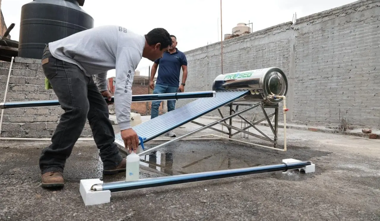 Alfonso Martínez encabeza entrega de calentadores solares a familias morelianas