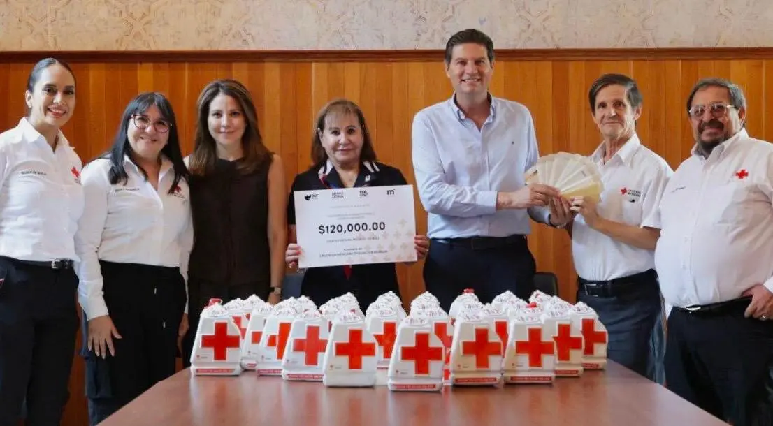 Alfonso Martínez entrega alcancías y donativo adicional a la Cruz Roja