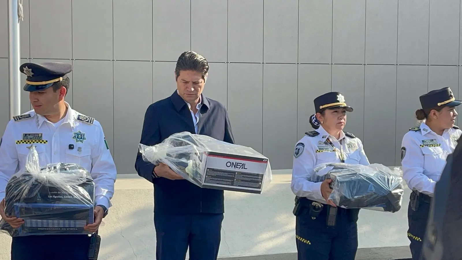 Alfonso Martínez entrega uniformes a policías y destaca su compromiso con la seguridad