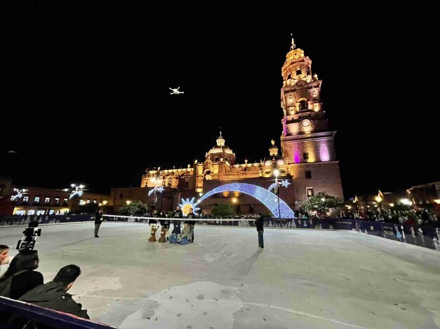 Alfonso Martínez ilumina Morelia e inaugura Pista de Hielo