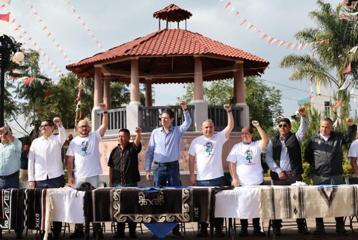 Alfonso Martínez invita a artesanos de Pamatácuaro a que expongan en Morelia sus gabanes y piezas de madera