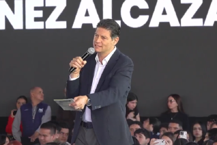 Alfonso Martínez pide a jóvenes no quedarse en las becas: ‘que sean críticos y se muevan a la acción’