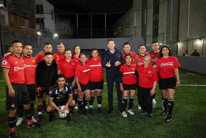 Alfonso Martínez reinaugura cancha de fútbol rápido del Colegio de Morelia