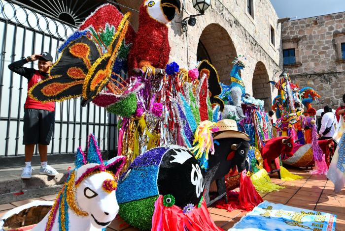 Alrededor de 120 toritos de petate desfilan este año