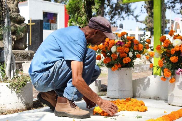 Alrededor de 160 mil visitantes se espera en panteones, esta Noche de Muertos