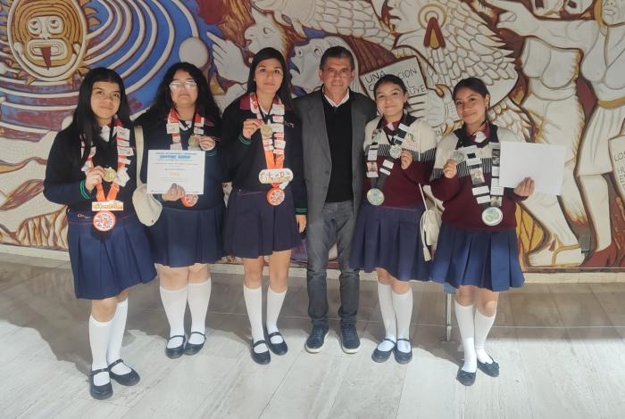 Alumnas del Cecytem triunfan en festival nacional de ciencias