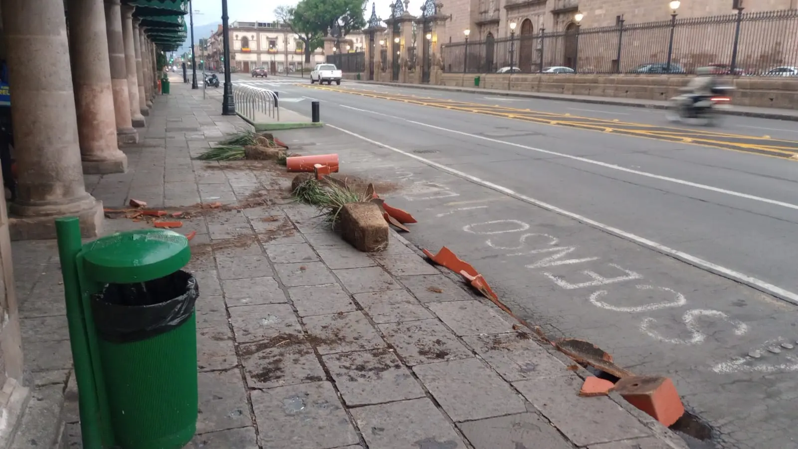 Amanecen 20 macetas artesanales dañadas en Portal Hidalgo