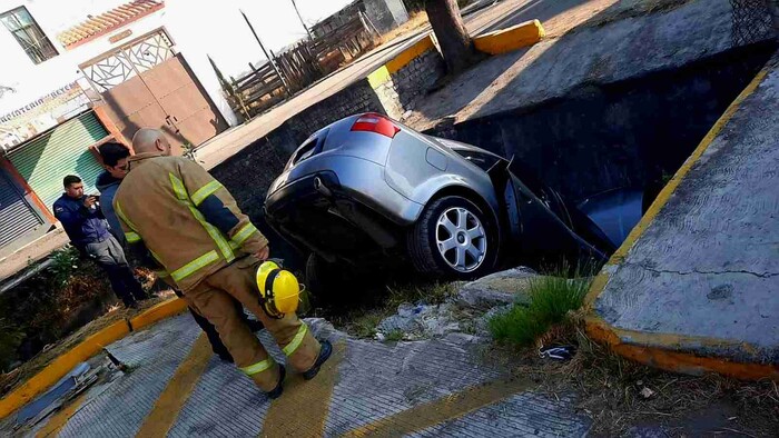 «Amanecido» cae con su auto a un canal en Tarímbaro