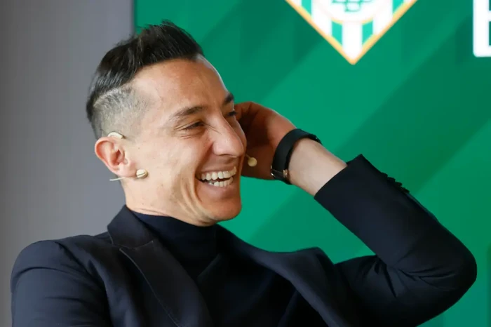 Andrés Guardado defiende la camisa de la selección