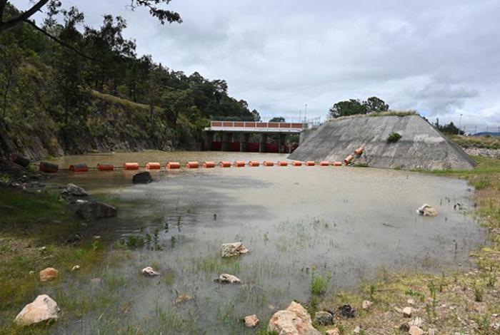 Ante incremento de nivel de agua, inician primer desfogue de la presa de Cointzio