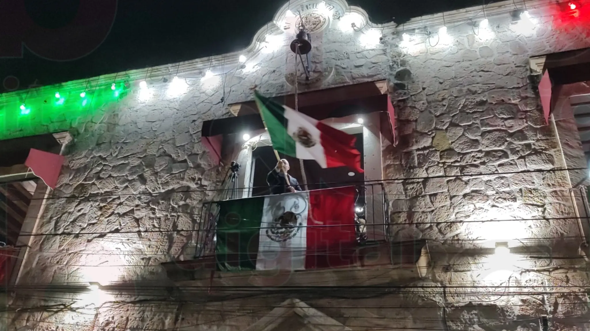 Ante la población de Tarímbaro, Eric Gaona García da el Grito de Independencia