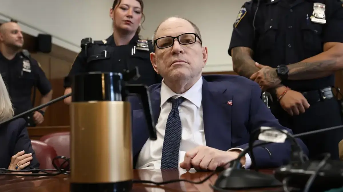 Anulan jucio del productor Harvey Weinstein por violación en Nueva York tras amenazas entre jurados