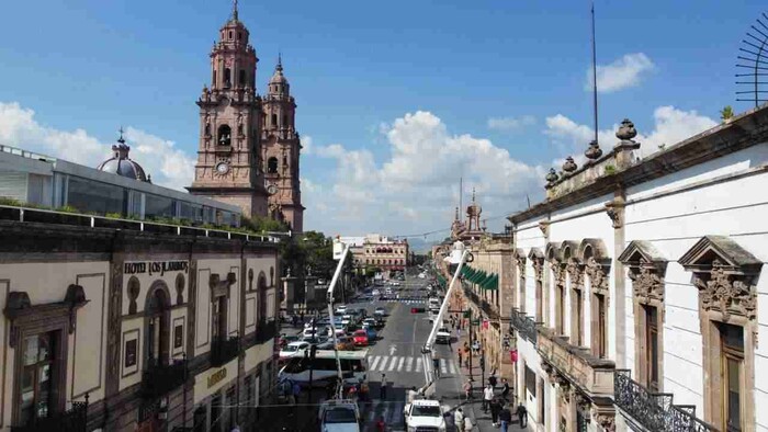 Anuncia ayuntamiento cierres viales en av. Madero por instalación de iluminación decembrina