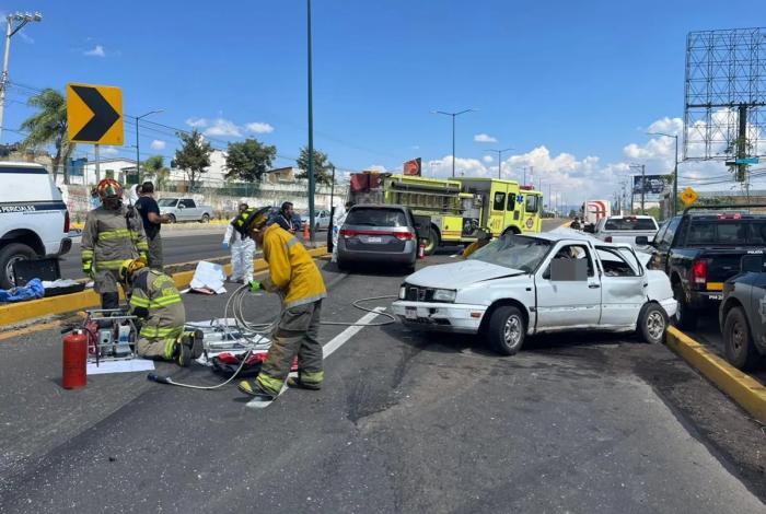 Aparatoso accidente al poniente de Morelia deja dos muertos y un herido