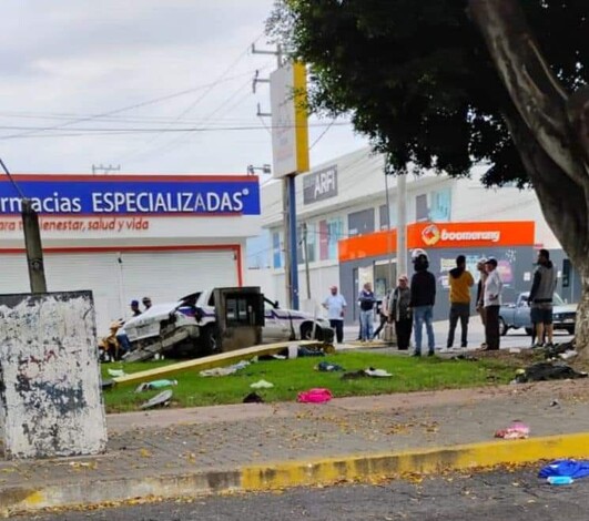 Aparatoso choque: camioneta impacta a taxi en Uruapan y deja dos muertos