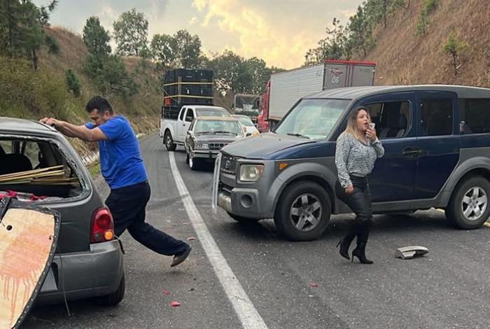 Aparatoso choque en la autopista Uruapan-Pátzcuaro; hay dos mujeres heridas