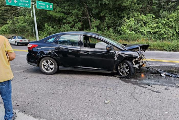 Aparatoso choque frontal deja tres personas heridas en la carretera Uruapan-Paracho