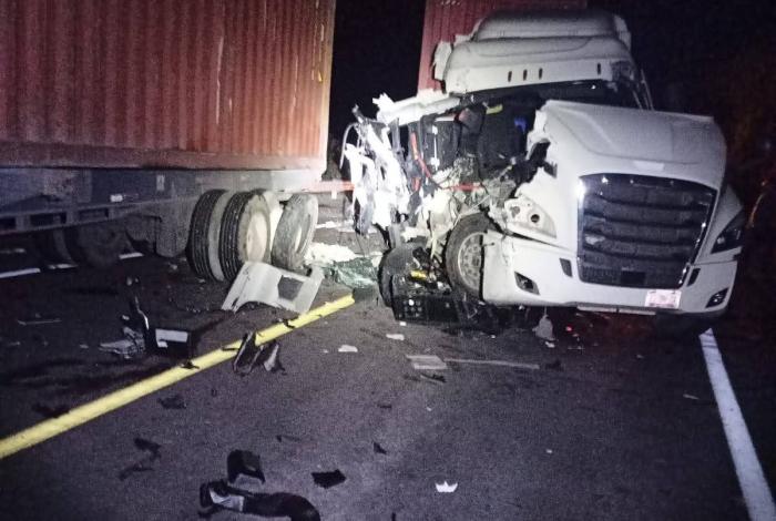 Aparatoso choque por alcance entre tráileres deja un lesionado