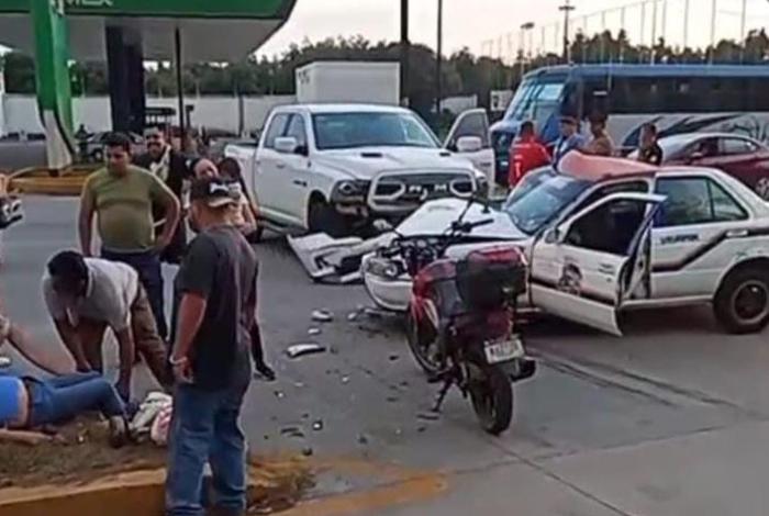 Aparatoso choque vehicular deja 3 lesionados, en el Boulevard Industrial de Uruapan