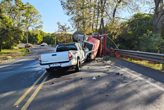 Aparatoso choque volcadura, en la carretera Uruapan – Los Reyes