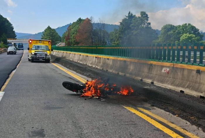 Aparatoso incendio de motocicleta que derrapó en carretera