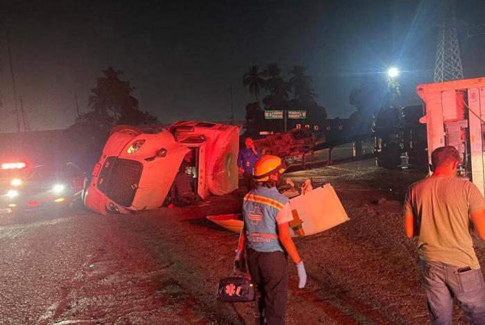 Aparatoso volcadura de tailer, en la Autopista Siglo XXI
